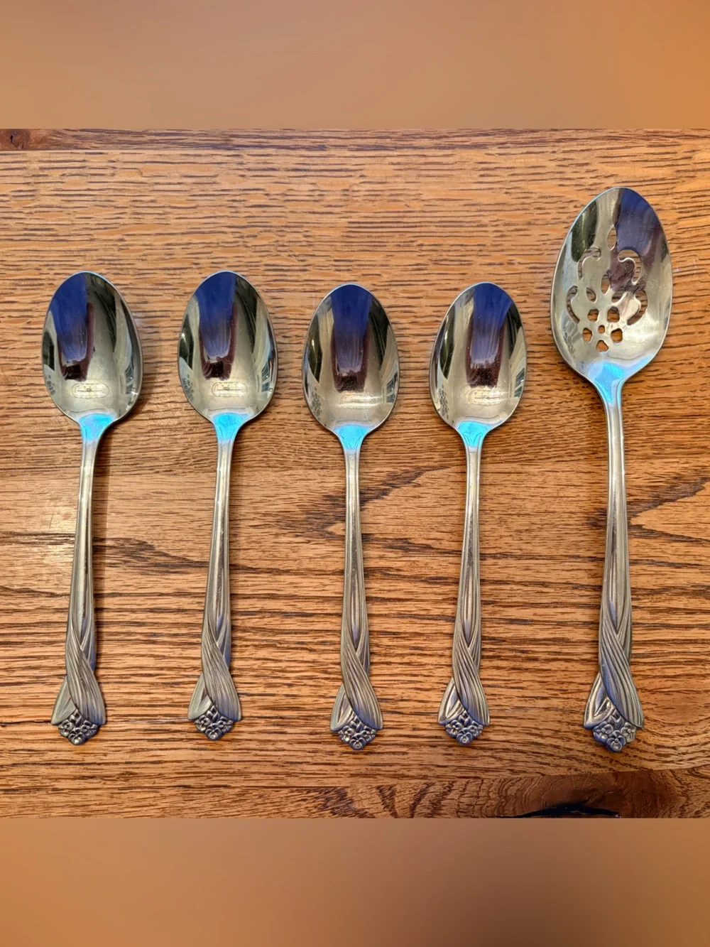 Oneida Katrina Stainless Steel Soup Spoons - set of 4 & 1 Pierced Serving Spoon